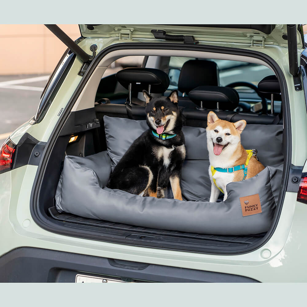 Bequemer Hundeautositz, passt in die meisten Autos. Mit Polsterung & Gurten für sichere Reise.