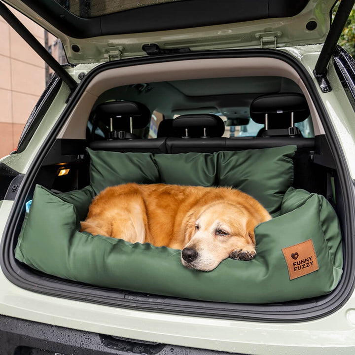 Wasserdichter Hundeautositz mit Polsterung & verstellbaren Gurten. Fördert Hundekomfort im Auto.