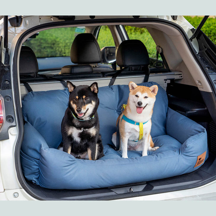 Gemütlicher Hundeautositz, wasserabweisend, mit Gurten. Bietet Komfort für mittelgroße Hunde.