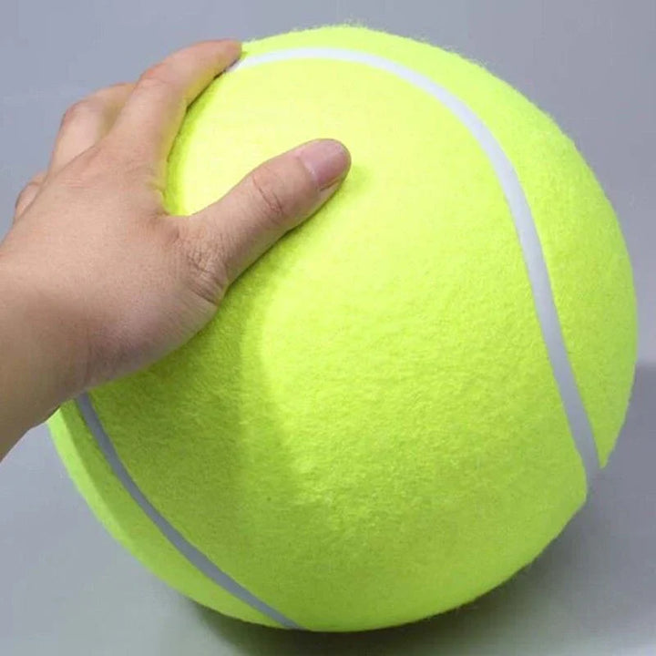 Langlebiger 24 cm XL Tennisball aus robustem Material. Ideales Outdoor-Hundespielzeug für Apportieren und Spielspaß.