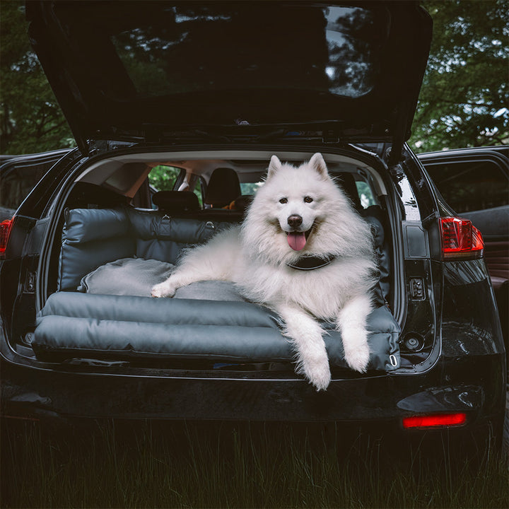 Geräumiges Hundeautositz-Bett aus Kunstleder, ideal für große Hunde auf Autofahrten.