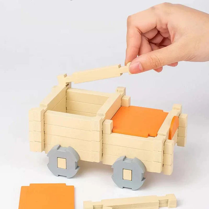 Vielfältiges Holzbausteine Set mit verschiedenen Formen wie Würfel, Zylinder und Dreiecke, zum kreativen Gestalten.