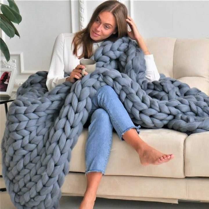 Grob gestrickte Baumwolldecke in Beige, perfekt als gemütliche Kuscheldecke für Sofa & Wohnzimmer.