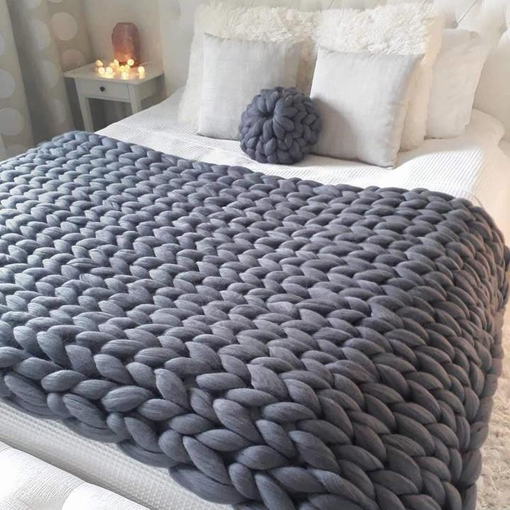 Gemütliche Baumwoll-Kuscheldecke in Grobstrick-Optik. Ideal als Wohnzimmerdecke & Heimtextilien.