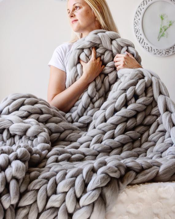 Hochwertige Grobstrickdecke aus Baumwolle. Eine weiche, warme Dekodecke für Sofa und Sessel.