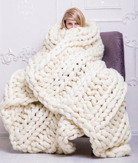 Beige Grobstrickdecke aus reiner Baumwolle. Stilvolle und gemütliche Kuscheldecke für jeden Wohnraum.