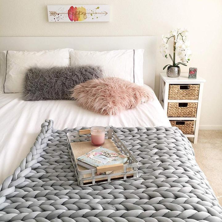 Weiche Baumwoll-Kuscheldecke mit grober Strickstruktur. Perfekt als warme Dekodecke für Sofa & Winter.