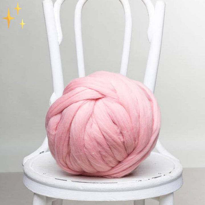 Chunky Strickdecke aus weicher Wolle, handgestrickt, ideal als warme Kuscheldecke für Wohnzimmer.