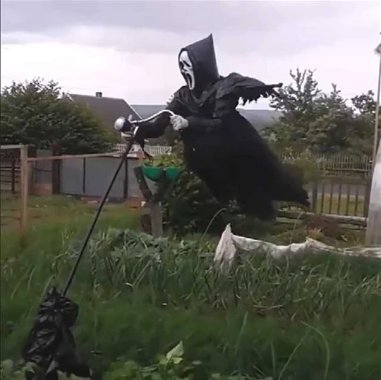 Grusel-Screamer Halloween-Vogelscheuche mit Stock & zerfetztem Kostüm für gruselige Outdoor-Deko im Garten.