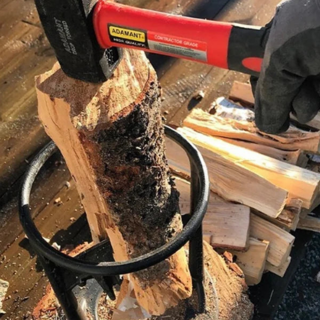 Robuster Holzspalter aus Gusseisen für Kaminholz im Garten; effizientes Werkzeug zum Brennholz spalten im Haushalt.