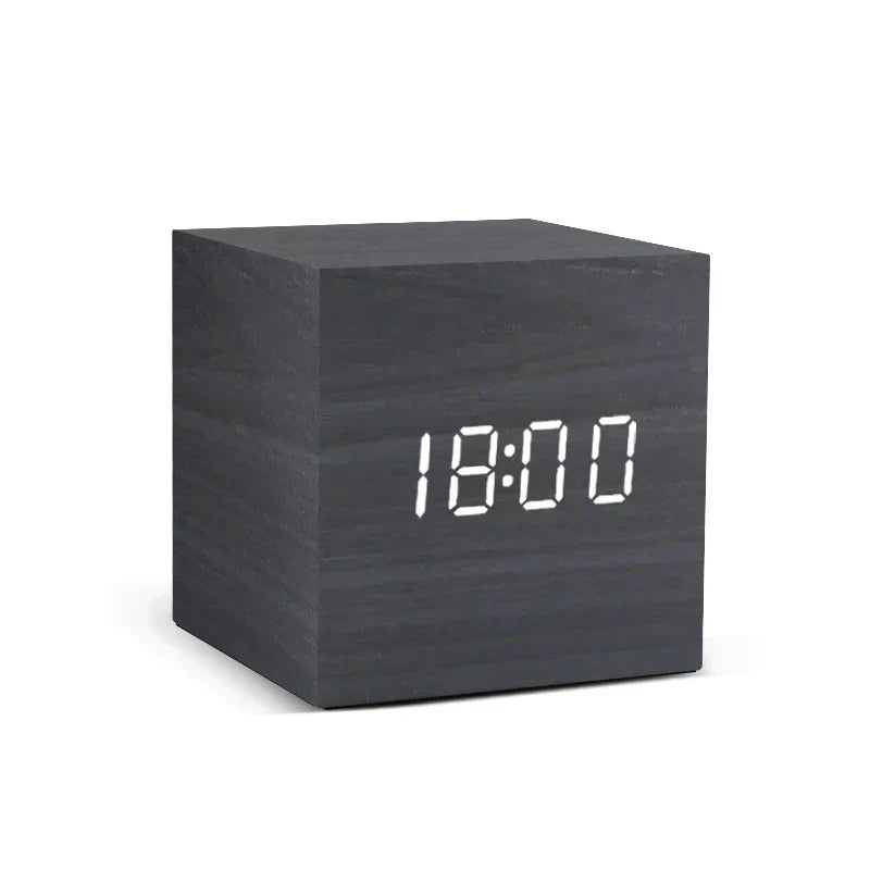 Stilvoller Holzwecker mit heller LED-Digitalanzeige & Temperaturanzeige. Modernes Wohnaccessoire für Schlafzimmer und Bürotisch.