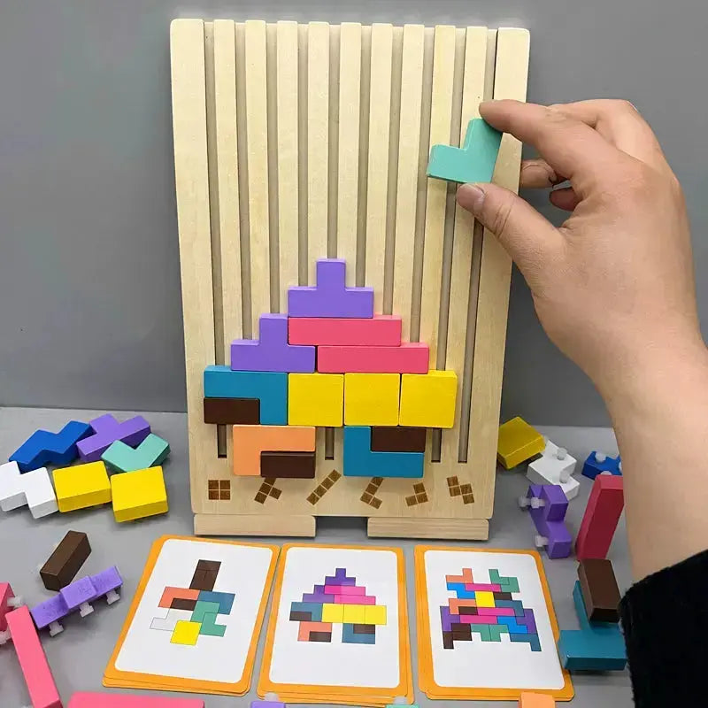 Hölzernes Balance-Stapelspiel für Kinder mit farbigen Bauklötzen. Fördert Fokus & Geschicklichkeit.