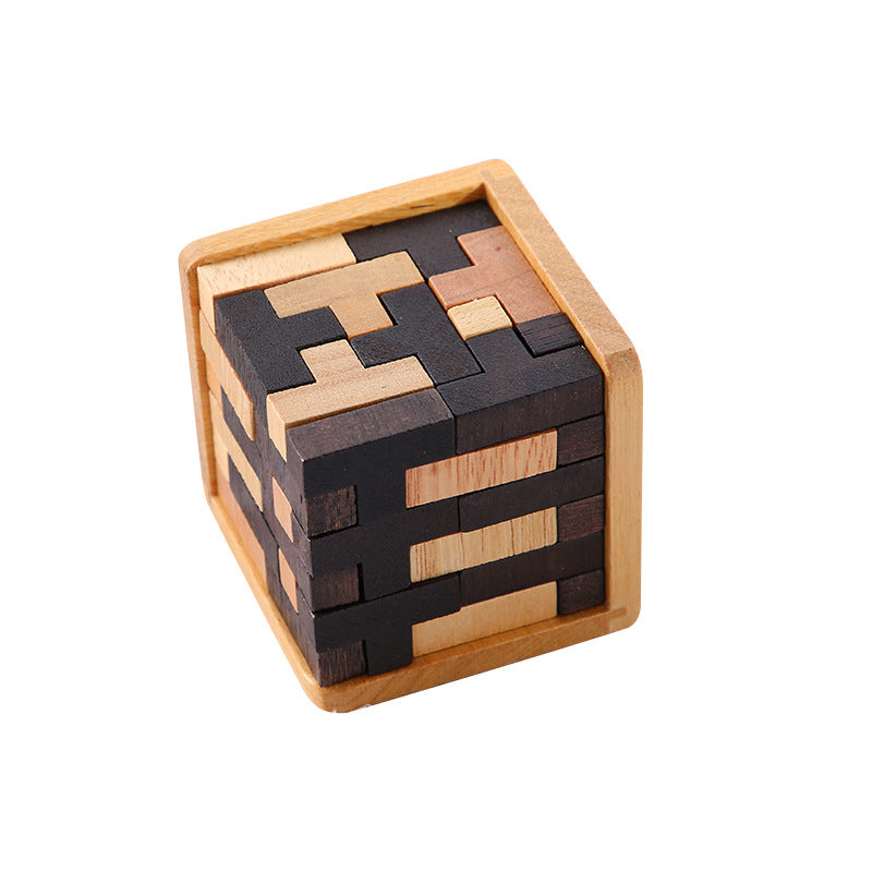 Kind spielt konzentriert mit dem hölzernen Denkspiel, das logische Fähigkeiten und Kreativität stärkt.