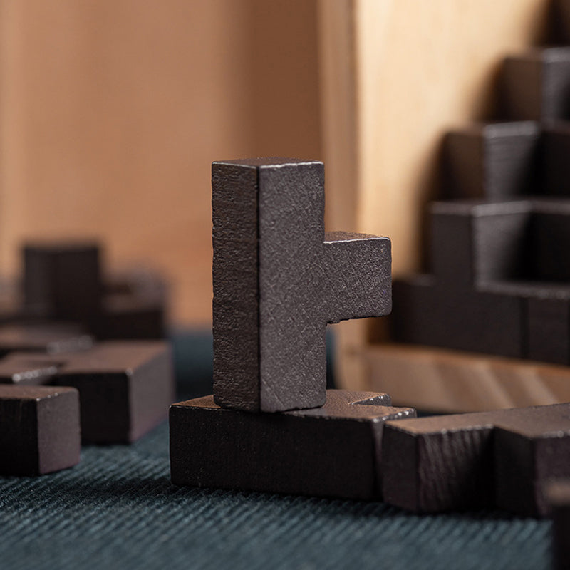 Elegantes Holzpuzzle, ein anspruchsvolles Logikspiel und einzigartige Geschenkidee für alle Altersgruppen.