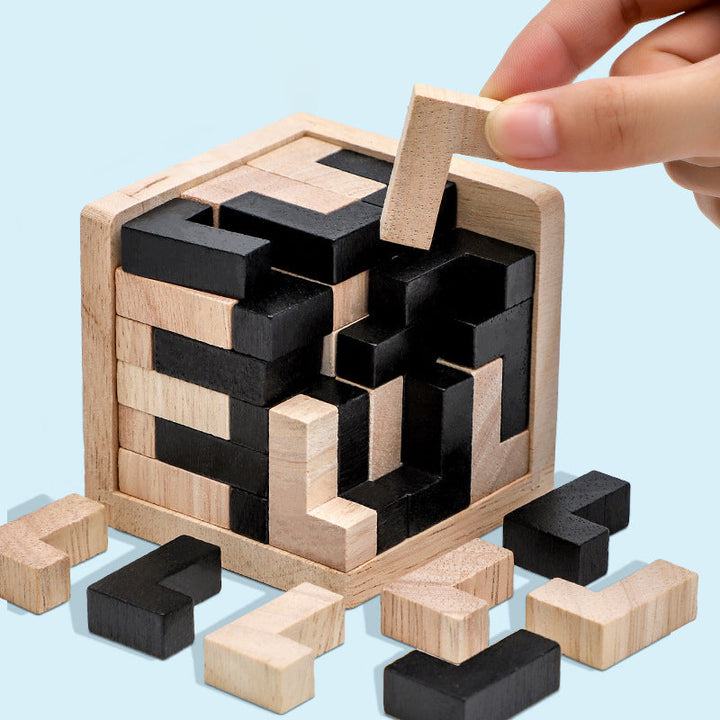 Das fertig gelöste Denkspiel aus Holz, präsentiert als ansprechendes räumliches Kunstwerk.