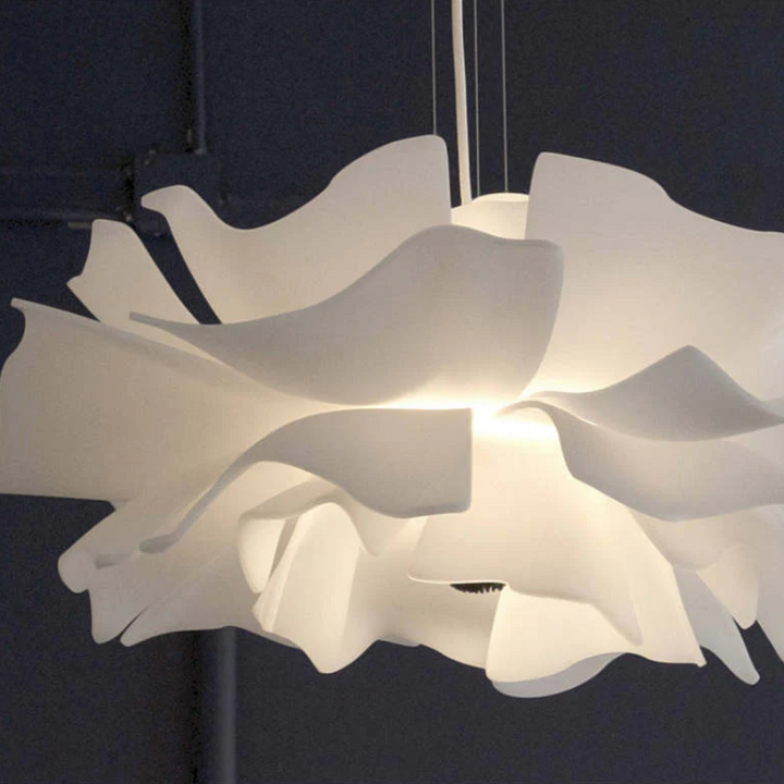 Weiße Metall-Hängelampe in Blütenform, modern & minimalistisch. Perfekte Innenbeleuchtung.