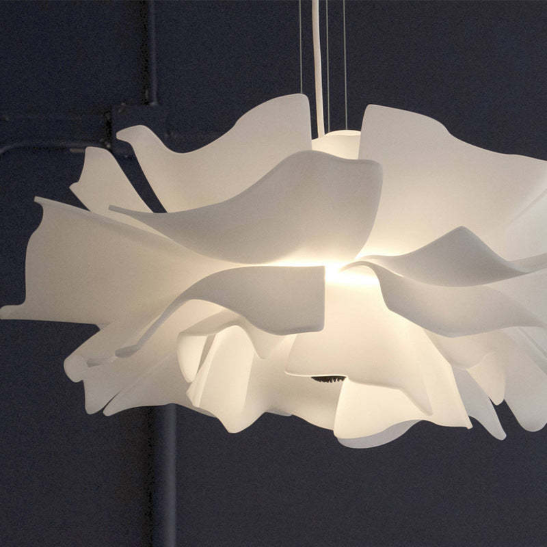 Weiße Metall-Hängelampe "Blume" wird montiert. Moderne Deckenleuchte für Esszimmer & Wohnzimmer.