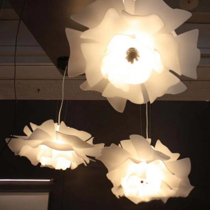 Künstlerische Ansicht: Moderne weiße Metall-Hängelampe "Blume". Elegante Designlampe für Ihr Heim.