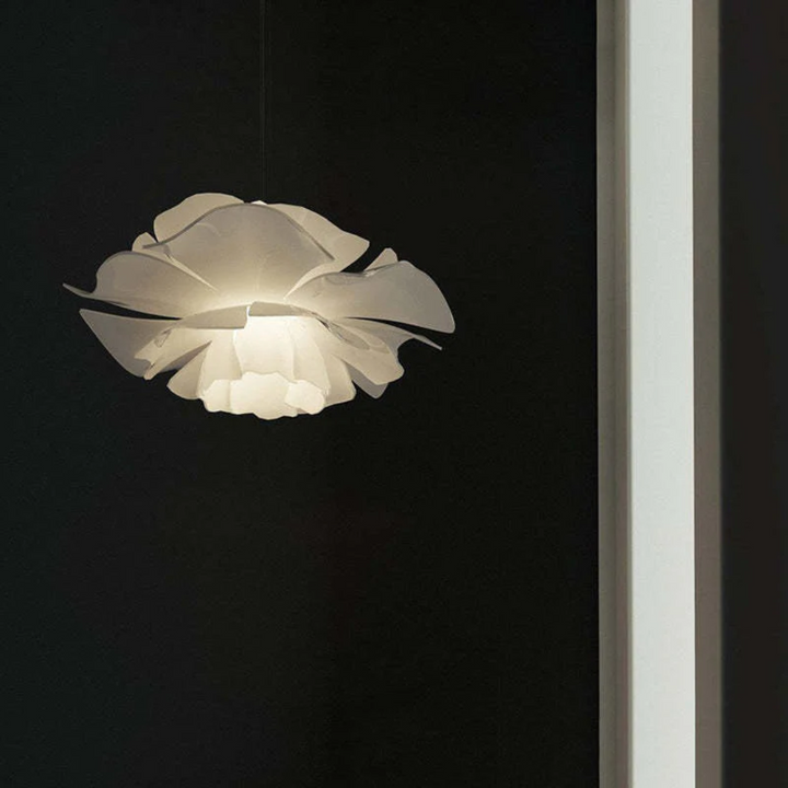 Stilvolle weiße Metall-Blumenlampe, moderne Hängelampe. Ideale Esszimmerbeleuchtung & Wohnzimmerlampe.