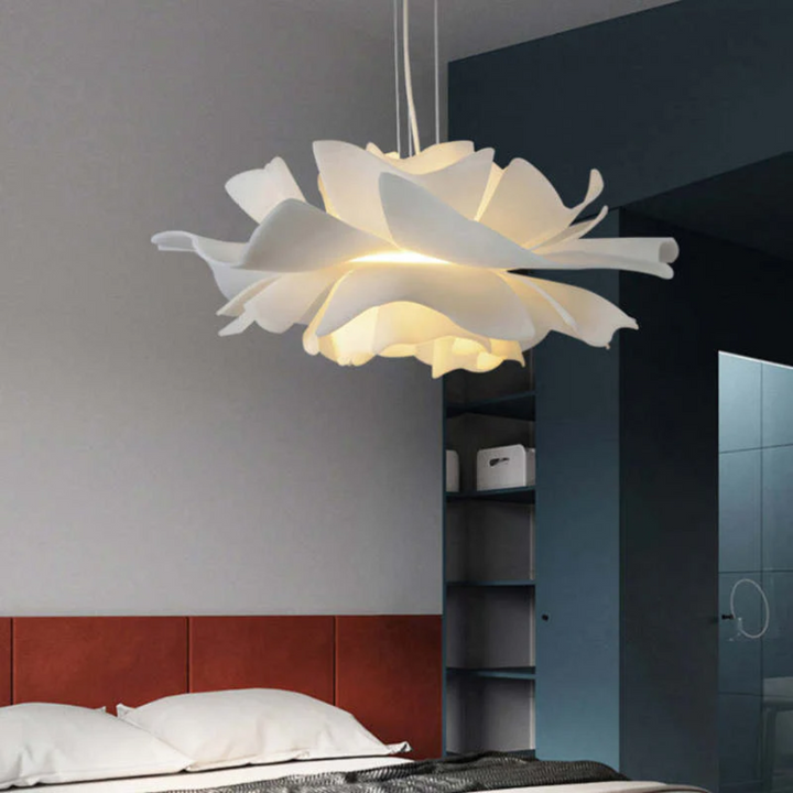 Detailansicht der weißen Blumenlampe aus Metall, modernes Design. Elegante Deckenleuchte für Ihr Zuhause.