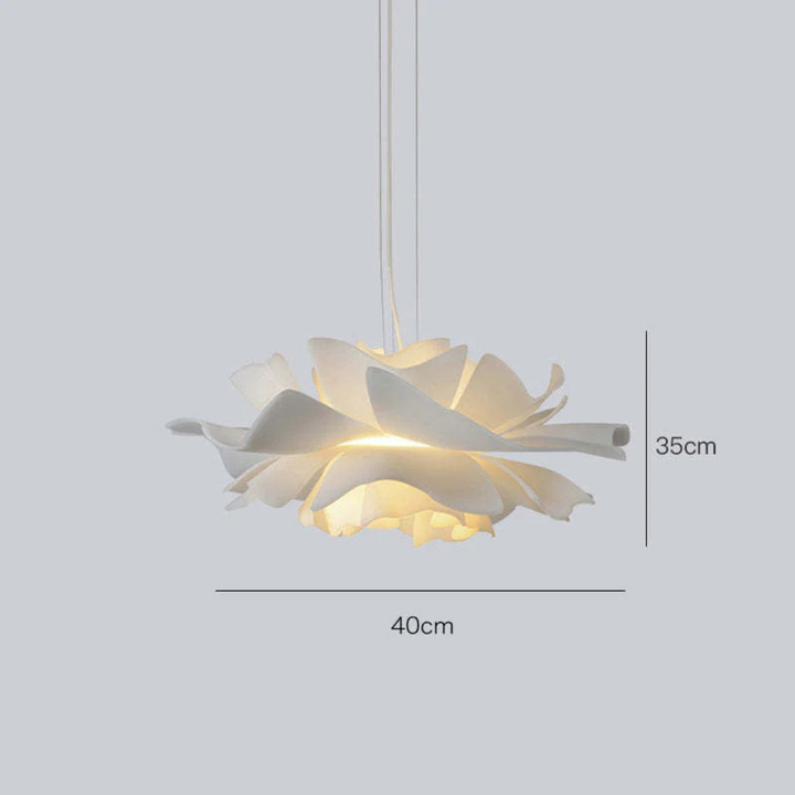 Elegante weiße Metall-Blumenlampe, ideal als Esszimmerbeleuchtung. Modernes Hängelampen-Design.