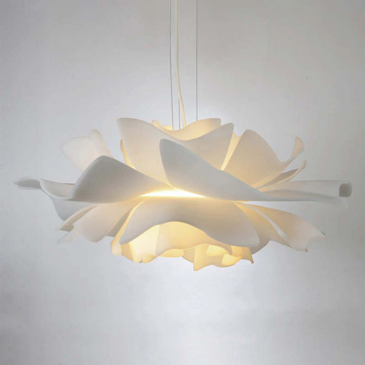 Seitenansicht der modernen weißen Metall-Hängelampe "Blume". Stylische Designlampe für Ihr Zuhause.