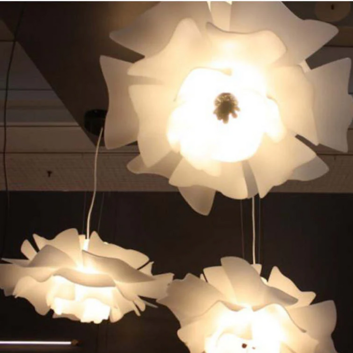 Ausgeschaltete weiße Blumenlampe aus Metall. Moderne Hängelampe als stilvolle Deckenleuchte.