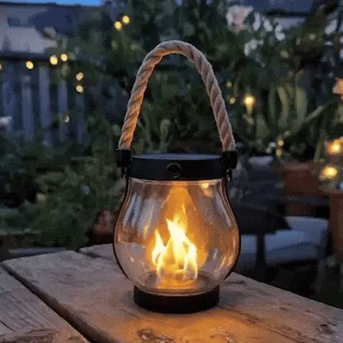 Schwarze hängende LED Laterne mit authentischem Flammeneffekt für stimmungsvolle Außenbeleuchtung im Garten.