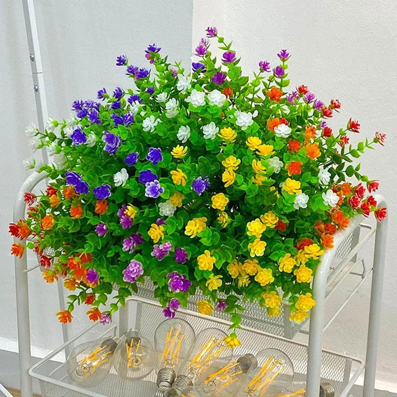 Realistische, farbenfrohe Kunstblumen als wetterfeste Hängedeko. Perfekt für den ganzjährigen Outdoor-Einsatz.