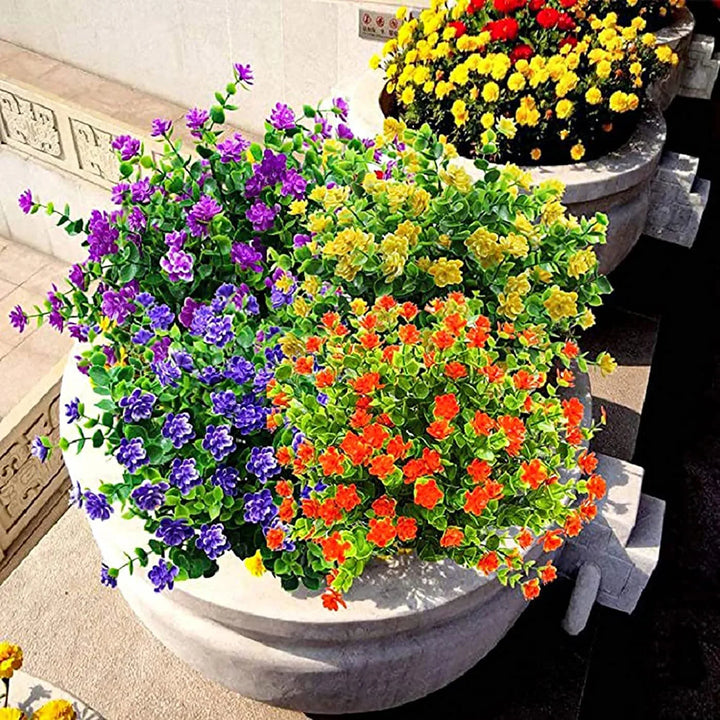 Elegante Hängekunstblumen für Garten und Terrasse. Wunderschöne, realistische Blumen, die UV-beständig sind.