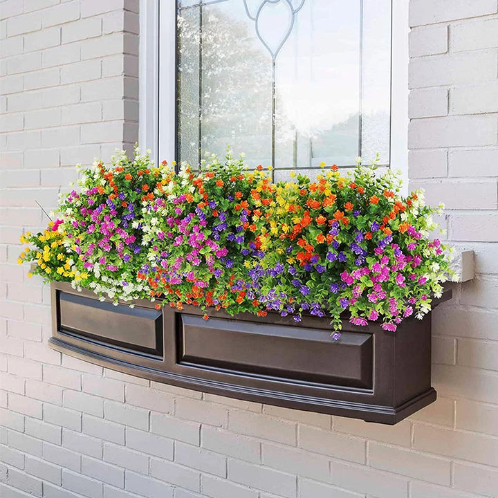 Farbenfrohe, UV-beständige Hängeblumen schmücken Ihre Outdoor-Oase. Wetterfeste, pflegeleichte Pflanzendeko für den Garten.