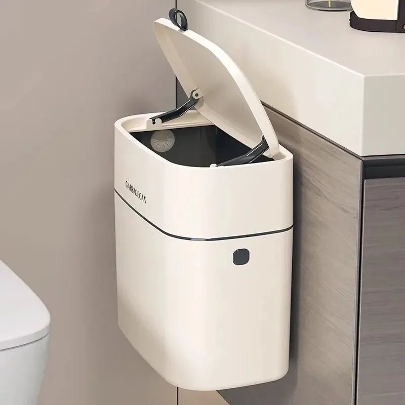 Kleiner Hängemülleimer mit Klappdeckel für Bad oder WC, geruchsdicht, platzsparend.