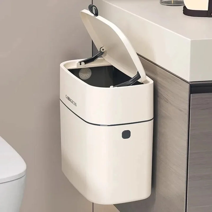 Kleiner Hängemülleimer mit Klappdeckel für Bad oder WC, geruchsdicht, platzsparend.