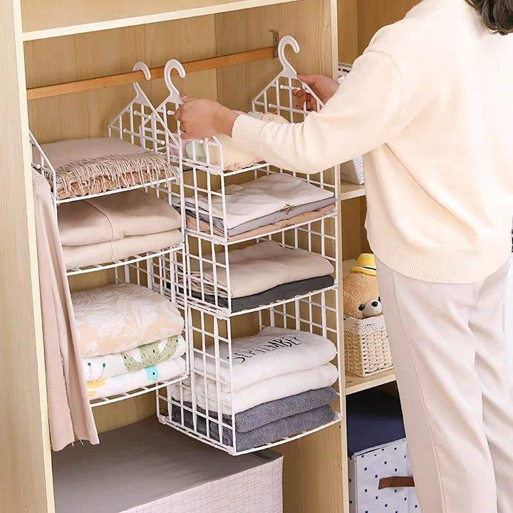 Hängender Schrank-Organizer aus Stoff für platzsparende Kleideraufbewahrung und mehr Ordnung im Kleiderschrank.