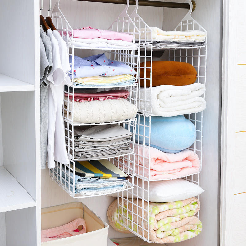 Grauer Hängeorganizer für Kleidung, ideal als Ordnungssystem und Garderobenlösung im Schrank.