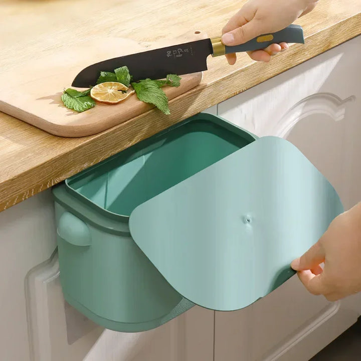 Hängender Wandmülleimer mit Deckel, platzsparend für Küche & Bad, zur hygienischen Müllentsorgung.