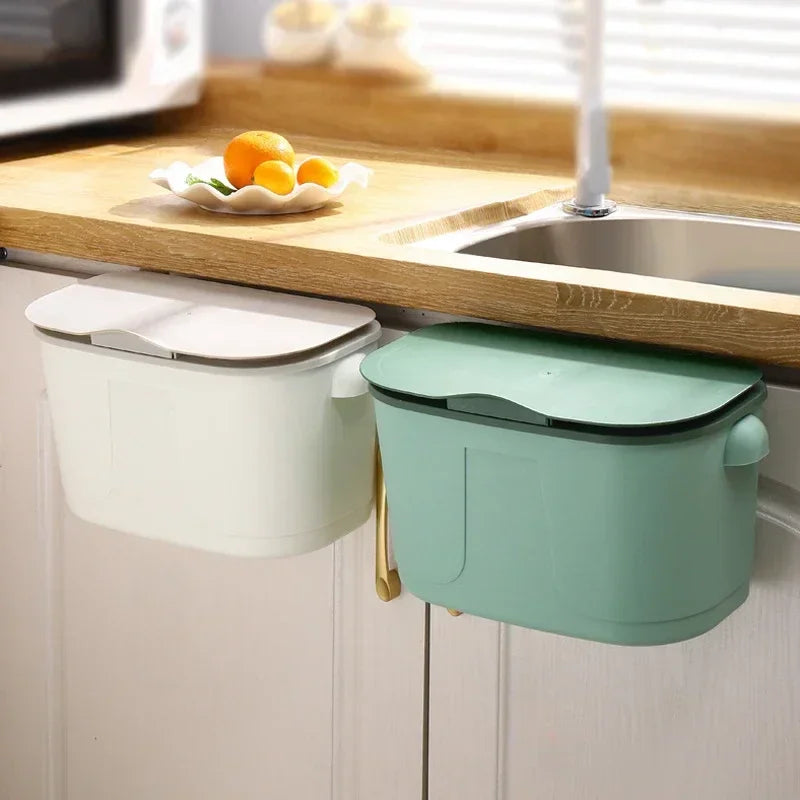 Platzsparender Hängemülleimer für Küche & Bad, unter Spüle montierbar, mit Deckel für Hygiene.