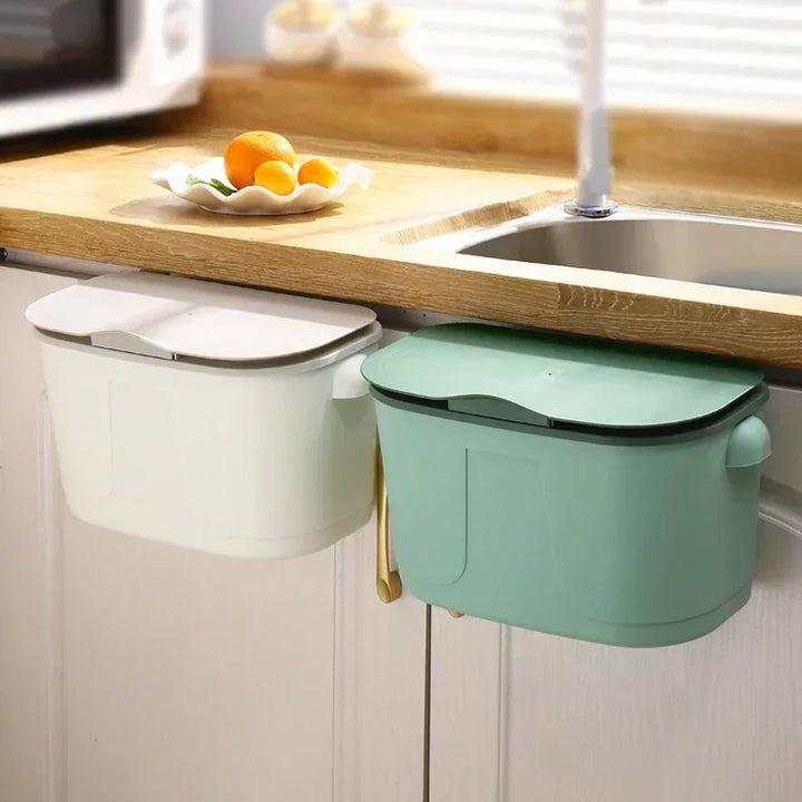 Platzsparender Hängemülleimer für Küche & Bad, unter Spüle montierbar, mit Deckel für Hygiene.