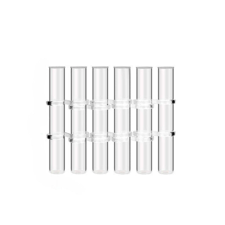 Gesamtansicht des hängenden Glas Vasenröhren-Sets mit Blumen, schafft eine natürliche, ruhige Atmosphäre.