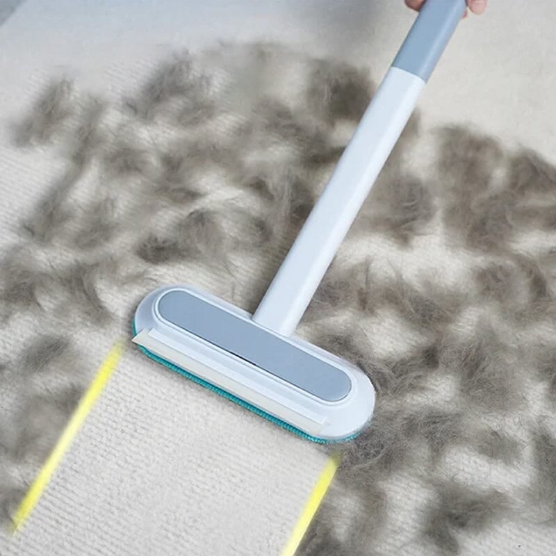 Nahaufnahme des HairSweep Tierhaarentferners, der mühelos Tierhaare von Polstern sammelt. Effiziente Reinigung.