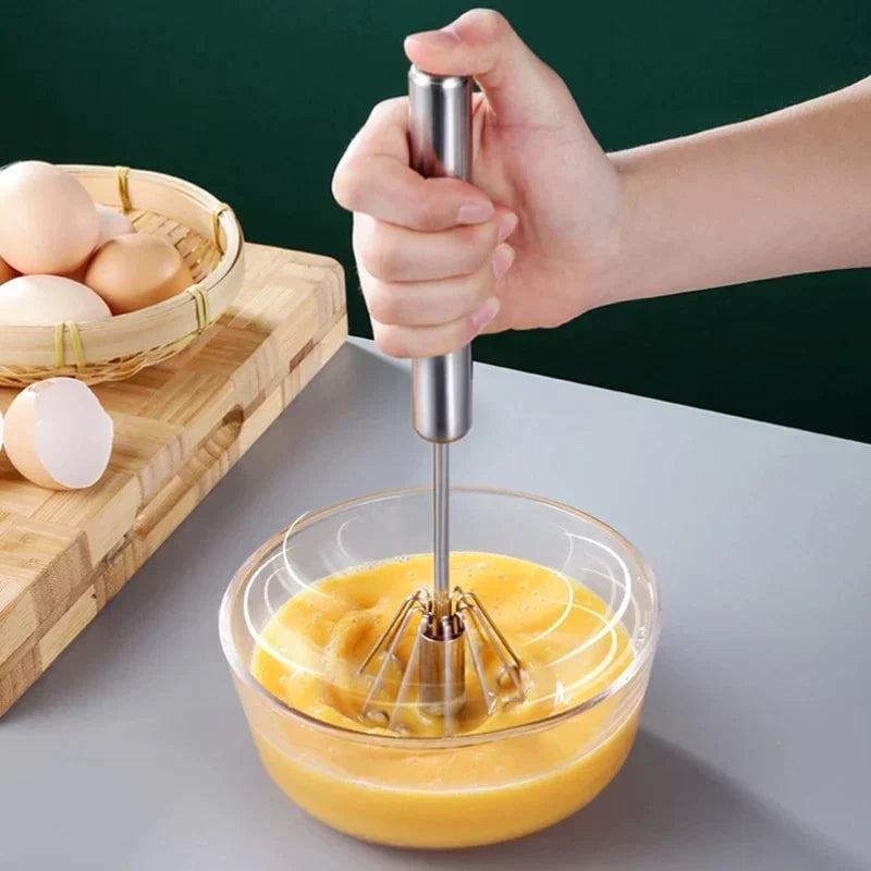 Halbautomatischer Edelstahl-Schneebesen für effizientes Rühren in der Küche, ideal für Saucen, Eier & Teig.