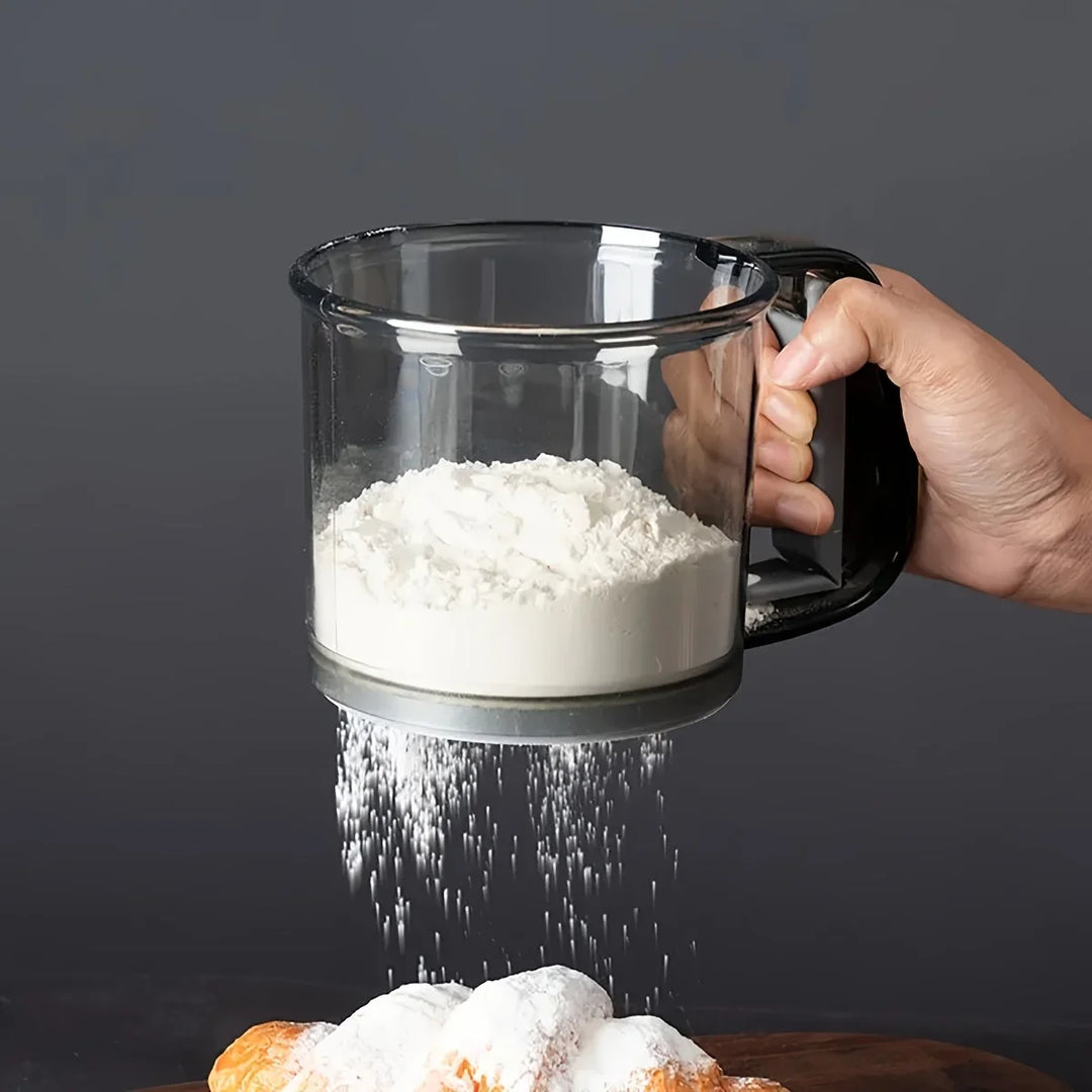 Halbautomatisches Mehlsieb mit Doppelsieb und Quetschgriff, ideal für feines Backmehl und Puderzucker.