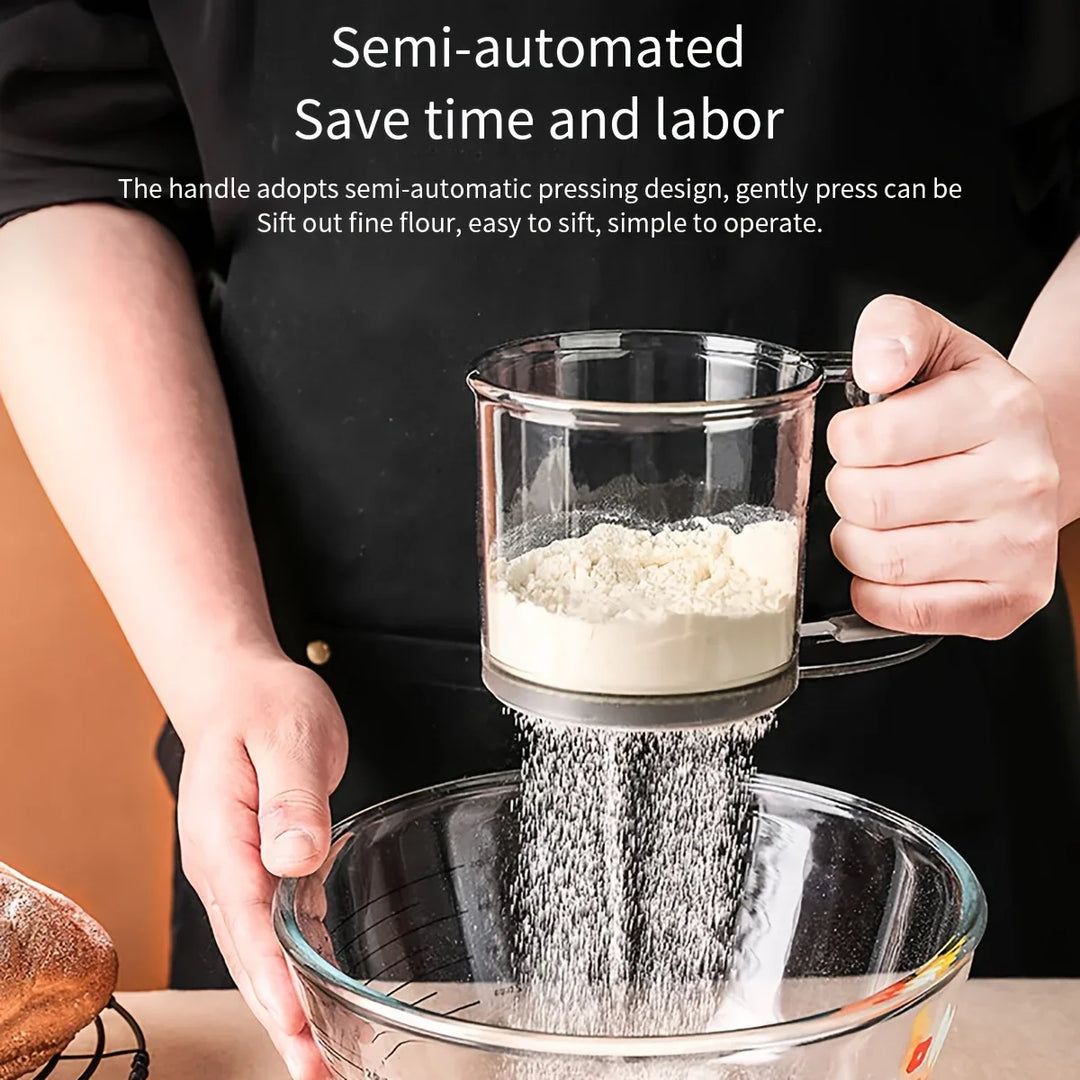 2er-Set halbautomatisches Mehlsieb, feinmaschig, mit Quetschgriff für einfaches Sieben von Backzutaten.