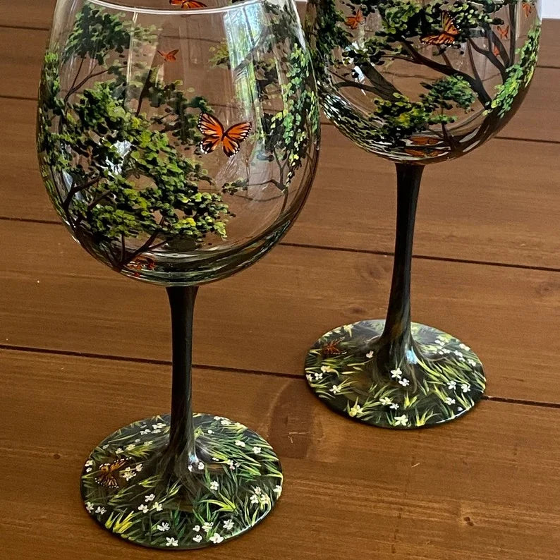 Handbemaltes Weinglas mit einzigartigem Jahreszeiten-Baummotiv, kunstvolle Glaskunst für Tischdeko & Wohnaccessoires.