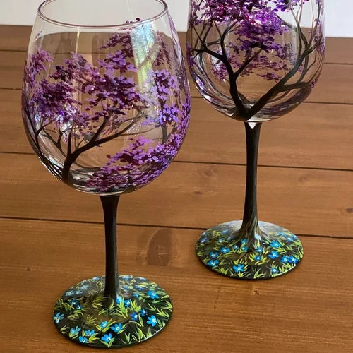 Weinglas gefüllt mit Rotwein, umrahmt von handgemaltem Jahreszeiten-Baum, stimmungsvolle Glaskunst & Trinkglas.