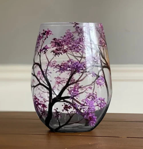 Stielglas: Handbemaltes Jahreszeiten-Baummotiv, elegantes Designglas, Glaskunst als stilvolles Wohnaccessoire.