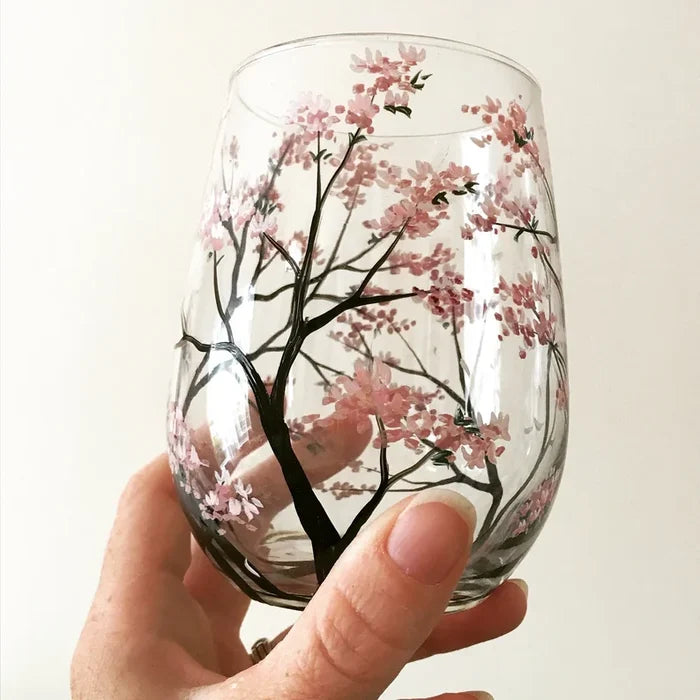 Exklusives Stielglas: Handbemalter Sommerbaum auf Glas, hochwertige Glaskunst als Wohnaccessoire & Tischdeko.