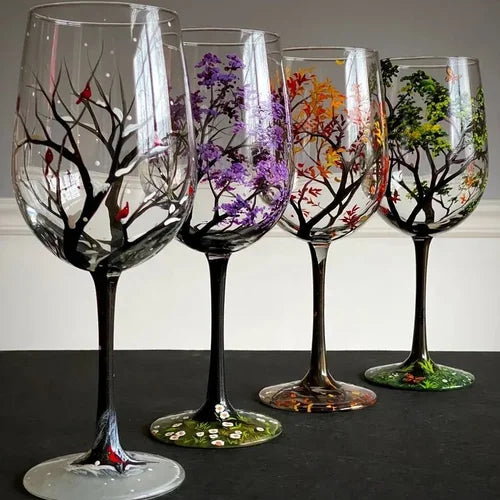 Weinglas mit herbstlichem Baummotiv, handgemalte Jahreszeiten-Glaskunst, ideales Designglas für Weinliebhaber.