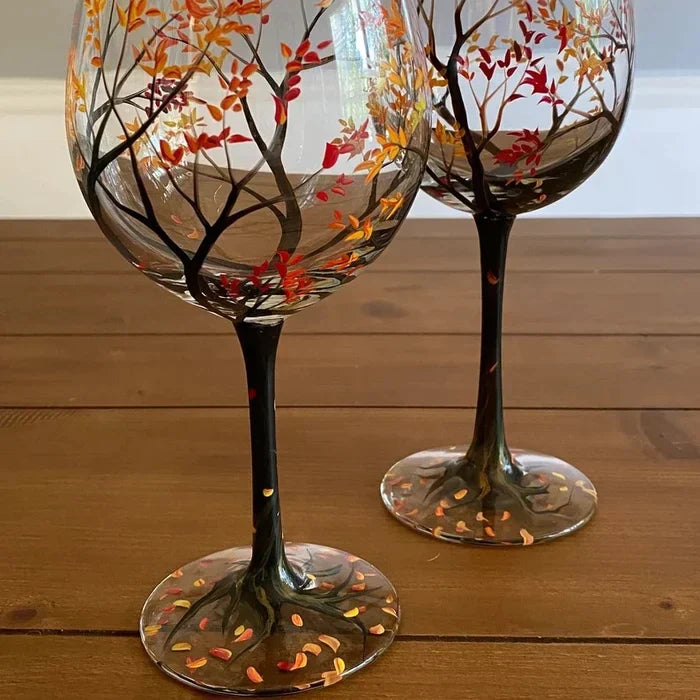 Set handbemalter Weingläser mit Jahreszeiten-Baumdesign, einzigartige Glaskunst, stilvolle Ergänzung zur Tischdeko.