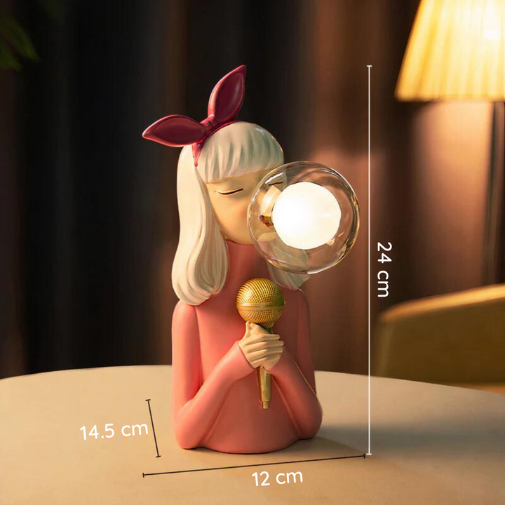 Handgefertigte CraftGlow Tischlampe spendet warmes Licht, ideal für gemütliches Wohnzimmer-Ambiente.